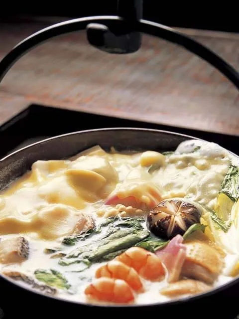 オランダ鍋。牛乳の白いスープに海鮮や野菜